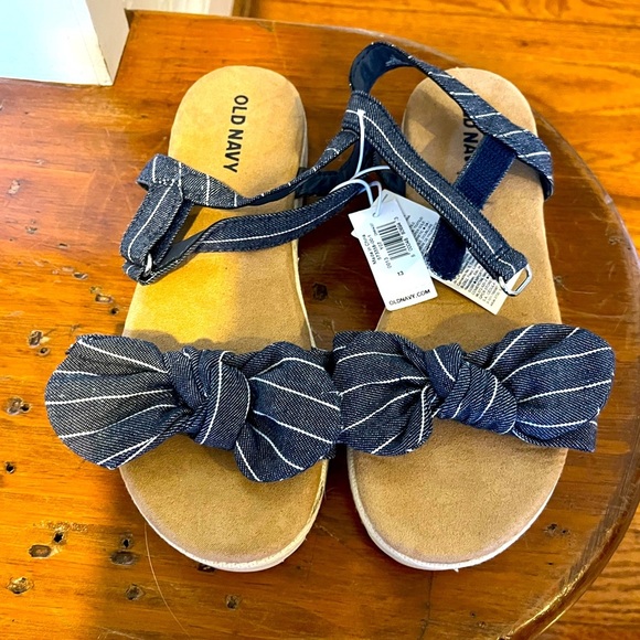 Toddler girls size 13 Old Navy Chambray stripe sandals - Picture 1 of 7